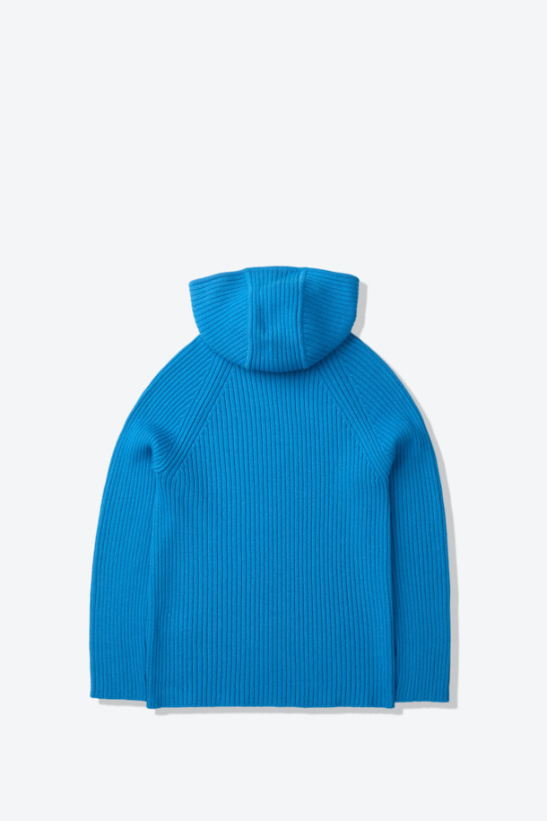 블루 컬러의 울 혼방 후드 니트입니다. 울 37% 함유로 부드러운 촉감과 뛰어난 보온성을 제공하며, 가을, 겨울철에 따뜻하게 착용할 수 있습니다. 레귤러핏으로 제작되었으며, 캐주얼 및 스포티 스타일을 연출하기 좋습니다. 벤틸레이션 넥 지퍼와 사이드 벤틸레이션 지퍼 디테일이 돋보이며, 무지 디자인으로 미니멀한 무드를 더했습니다. 일상 및 아웃도어 활동 모두에 적합한 실용적인 아이템입니다.
