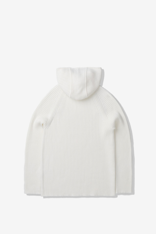 찬 바람에도 끄떡없는 울 혼방 후드 니트입니다. 부드러운 촉감의 울(37%) 혼방 소재로 제작되어 보온성이 뛰어나 겨울철에도 따뜻하게 착용할 수 있습니다. 벤틸레이션 넥 지퍼와 사이드 벤틸레이션 지퍼 디테일로 활동성을 높였으며, 캐주얼, 스포티, 미니멀 스타일을 모두 소화 가능합니다. 일상생활은 물론 캠핑룩으로도 활용하기 좋은 실용적인 아이템입니다. 레귤러핏과 무지 디자인의 화이트 컬러로 어디에나 매치하기 용이합니다.
