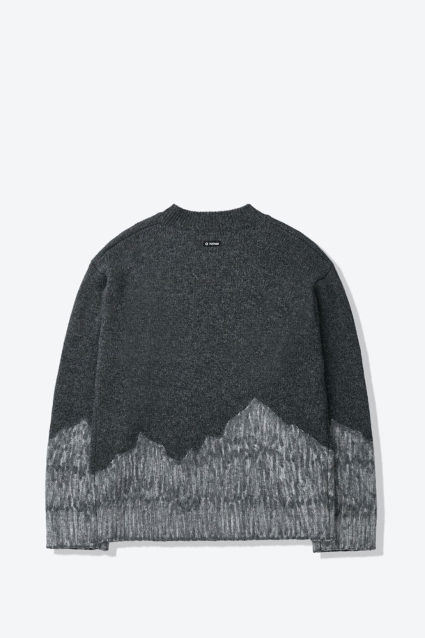 다크 그레이와 라이트 그레이 투톤 컬러 배색이 돋보이는 울 혼방 니트입니다. 울 82%와 나일론 18% 혼방으로 제작되어 부드러운 촉감과 뛰어난 보온성을 자랑하며, 통기성과 소취 기능까지 갖춰 겨울철에도 쾌적하게 착용할 수 있습니다. 라운드넥과 레귤러핏 디자인으로, 일상복은 물론 캠핑룩, 출근룩 등 다양한 TPO에 활용 가능하며, 캐주얼, 클래식, 미니멀 스타일을 모두 소화합니다. 긴 소매 기장의 두꺼운 두께감으로 추운 날씨에도 따뜻하게 몸을 감싸줍니다. 데일리 니트웨어이자 이너와 아우터 모두 활용 가능한 실용적인 아이템입니다.
