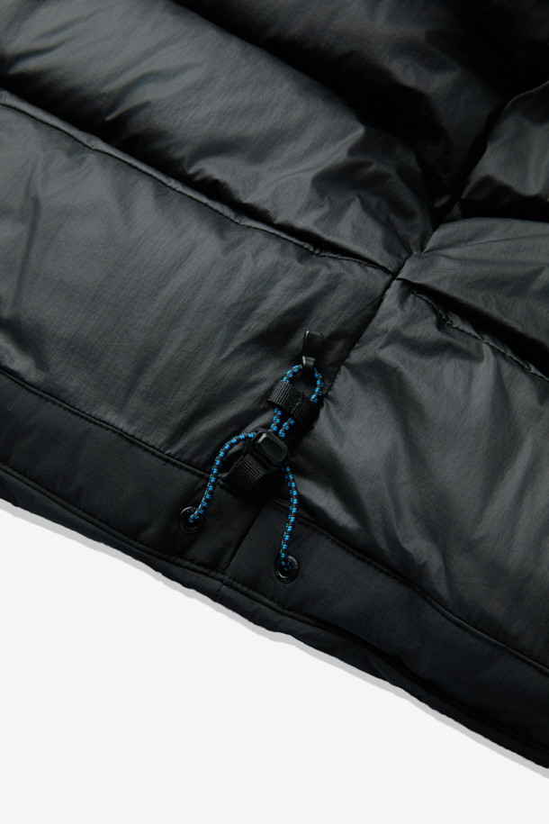 논퀼팅 헤비 다운자켓은 겨울철 일상 및 아웃도어 활동에 적합한 남녀 공용 다운자켓입니다. 미니멀한 스타일의 무지 디자인으로, 800 필파워 구스다운과 20데니어 2레이어 나일론 원단을 사용하여 두꺼운 두께감으로 뛰어난 보온성을 제공합니다. 논퀼팅 디자인과 발수, 방풍 기능을 갖춰 추운 날씨에도 쾌적하게 착용 가능하며, RDS 인증을 받아 윤리적인 소비를 지향합니다. 레귤러핏으로 편안한 착용감을 선사하며, 겨울 데일리룩, 여행룩에 미니멀, 클래식, 캐주얼 스타일을 더해줍니다.
