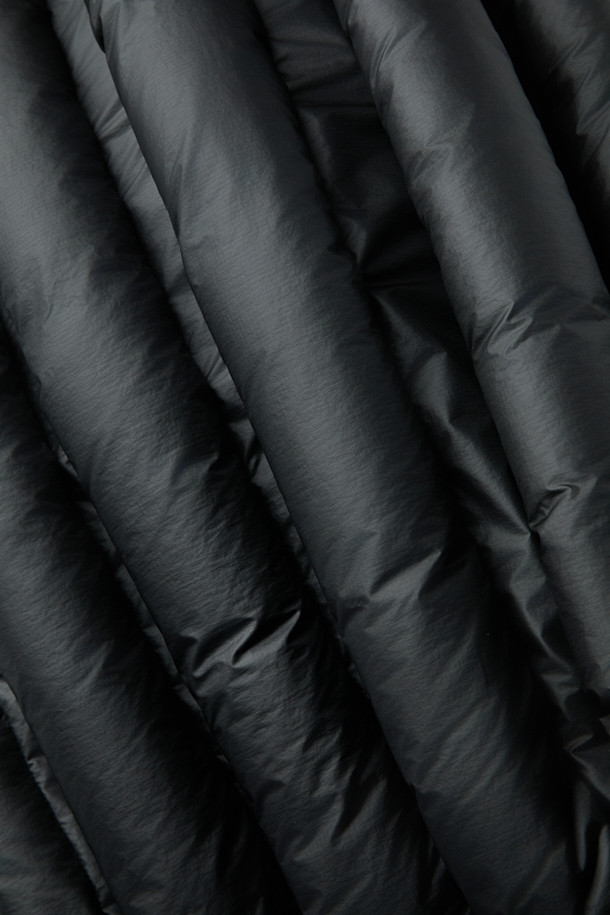 논퀼팅 헤비 다운자켓은 겨울철 일상 및 아웃도어 활동에 적합한 남녀 공용 다운자켓입니다. 미니멀한 스타일의 무지 디자인으로, 800 필파워 구스다운과 20데니어 2레이어 나일론 원단을 사용하여 두꺼운 두께감으로 뛰어난 보온성을 제공합니다. 논퀼팅 디자인과 발수, 방풍 기능을 갖춰 추운 날씨에도 쾌적하게 착용 가능하며, RDS 인증을 받아 윤리적인 소비를 지향합니다. 레귤러핏으로 편안한 착용감을 선사하며, 겨울 데일리룩, 여행룩에 미니멀, 클래식, 캐주얼 스타일을 더해줍니다.
