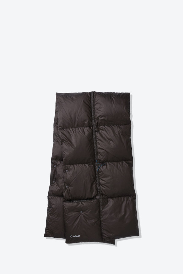 블랭킷 구스 다운 머플러는 겨울철 따뜻함과 스타일을 책임지는 필수 아이템입니다. 유러피안 구스다운 80:20 충전재와 700 필파워로 뛰어난 보온성을 제공하며, RDS 인증을 받아 윤리적인 소비를 지향합니다. 가볍고 압축 가능한 디자인으로 휴대가 간편하며, 손바닥 크기로도 압축되어 아웃도어 활동이나 캠핑 시에도 유용합니다. 블랙 컬러의 무지 디자인에 스냅 여밈 방식으로 깔끔함을 더했으며, 블랭킷 또는 숄 형태로 변형하여 다양한 스타일을 연출할 수 있습니다. 리사이클 나일론 원단을 사용하여 환경까지 생각한, 미니멀, 캐주얼, 고프코어 스타일을 즐기는 당신에게 완벽한 머플러입니다.
