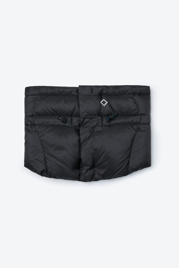 유러피안 8020 구스다운 충전재와 10데니어 발수 나일론 소재를 사용하여 보온성과 경량성을 동시에 잡은 구스다운 넥 워머입니다. 700 필파워 구스다운과 RDS 인증을 통해 품질을 보장하며, 넥 스트링 구조와 2WAY 지퍼로 편리함을 더했습니다. 캠핑룩, 여행룩, 미니멀, 클래식, 고프코어 스타일을 즐기는 분들께 겨울철 필수 아이템입니다. 무지 디자인에 블랙 컬러로 어떤 의상에도 잘 어울리며, 두꺼운 두께감으로 뛰어난 보온성을 제공합니다.
