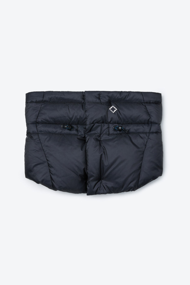 겨울철 추위로부터 당신을 지켜줄 구스다운 넥 워머입니다. 블랙 색상의 무지 디자인으로, 캠핑, 아웃도어 활동은 물론 일상에서도 폭넓게 활용할 수 있습니다. 유러피안 구스다운 80/20, 700 필파워, RDS 인증으로 뛰어난 보온성을 제공하며, 가볍고 방수 기능까지 갖춰 쾌적함을 유지해줍니다. 넥스트링 조절이 가능하며, 2WAY 지퍼를 사용하여 편리하게 착용할 수 있습니다. 미니멀, 클래식, 캐주얼한 캠핑룩에 완벽하게 어울립니다.
