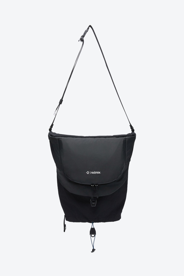 세련된 남성 듀얼 크로스백입니다. 블랙 컬러의 방수 나일론 소재로 제작되어 튼튼하고 실용적입니다. 반원 형태의 미디엄 사이즈 가방으로, 리버서블 구조와 양면 수납공간을 갖춰 실용성을 높였습니다. 이클립스 심볼 패턴과 조절 가능한 스트랩 디자인이 특징이며, 크로스백과 토트백으로 변형이 가능하여 출근룩, 여행룩, 비즈니스 캐주얼 등 다양한 TPO에 활용할 수 있습니다. 미니멀, 캐주얼, 시크한 스타일을 즐기는 남성에게 적합합니다.
