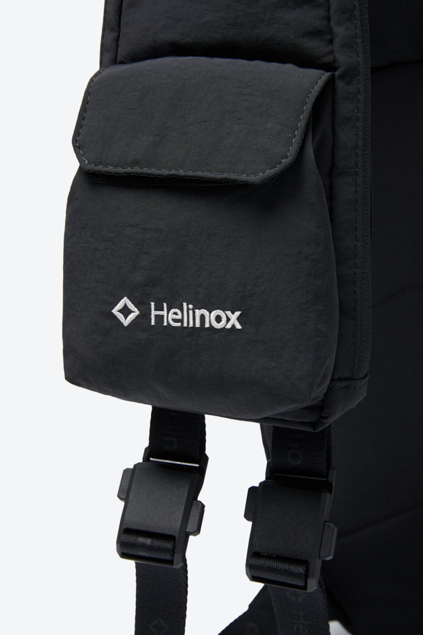 헬리녹스 듀얼 슬링백은 미니멀하고 테크니컬한 스타일을 추구하는 남성 고객을 위한 가방입니다. 블랙 컬러의 나일론 소재로 제작되었으며, 미디엄 사이즈의 원형 디자인에 로고 패턴과 버클 디테일이 특징입니다. 모듈형 구조와 전후면 분리 수납, 좌우 양방향 시스템을 통해 실용성을 높였으며, 버클형 및 지퍼형 잠금 방식으로 소지품의 안전을 더했습니다. 일상 및 아웃도어 활동 모두에 적합하며, 양방향 착용 및 허리 고정 벨트가 있어 편리하게 사용할 수 있습니다.
