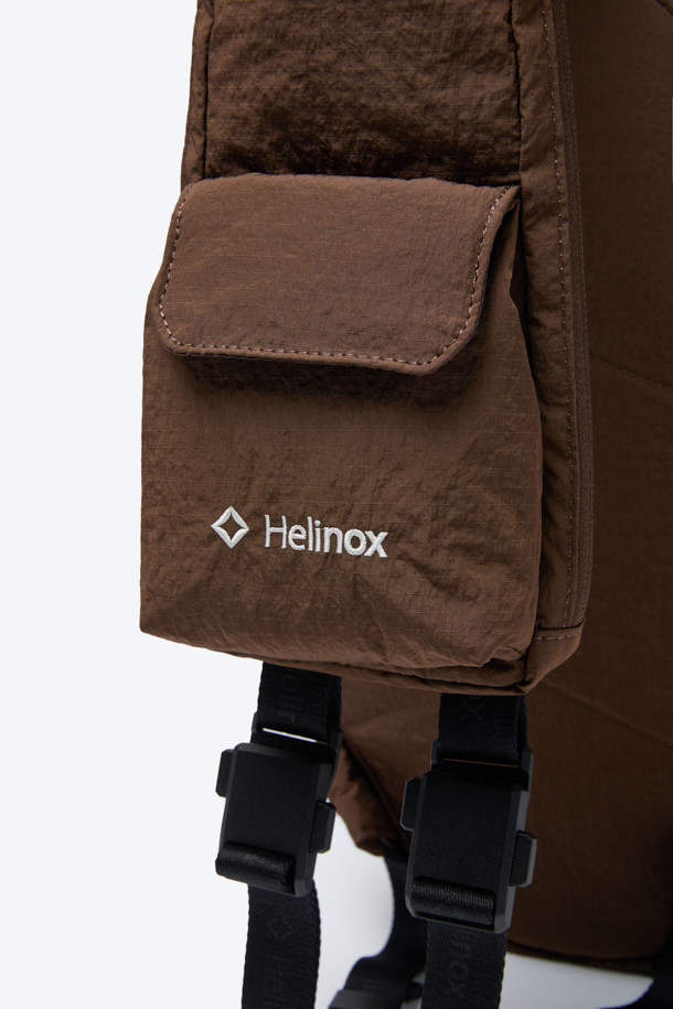 헬리녹스 듀얼 슬링백은 미니멀하고 테크니컬한 스타일을 추구하는 남성을 위한 브라운 컬러의 슬링백입니다. 나일론 소재로 제작되어 미디엄 사이즈로, 로고 패턴과 버클 디자인 장식이 특징입니다. 전후면 분리 수납, 좌우 양방향 시스템, 허리 고정 벨트, 그리고 모듈형 디자인을 통해 기능성을 극대화했습니다. 지퍼형 및 버클형 잠금 방식으로 내용물을 안전하게 보호하며, 일상 및 아웃도어 활동, 특히 여행룩에 적합합니다. 양방향 착용이 가능하며, 전면과 후면에 독립적인 수납공간을 제공하여 실용성을 더했습니다.
