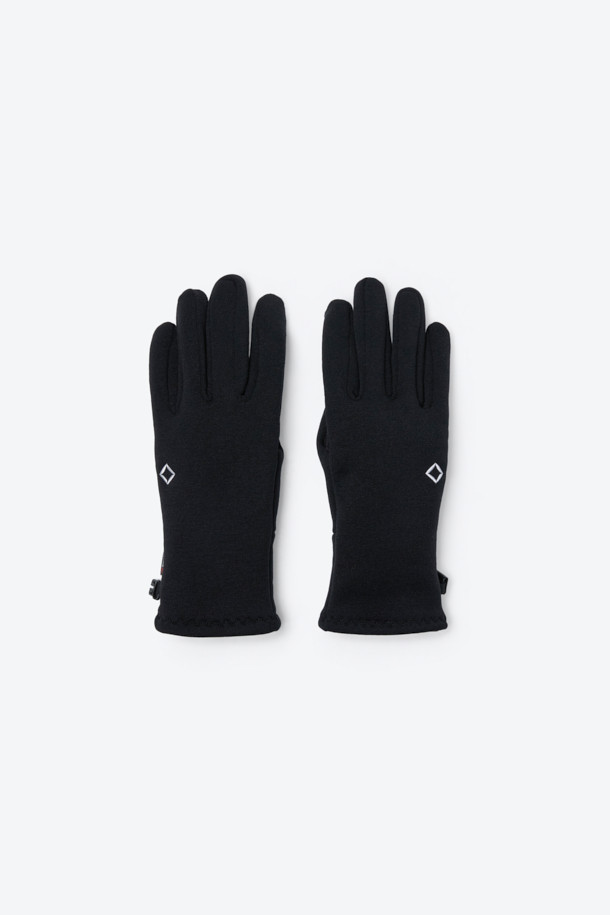 혹한의 추위에도 끄떡없는 듀얼 모듈 방한 장갑입니다. 폴라텍과 프리마로프트 소재를 사용하여 뛰어난 보온성과 방풍, 방수 기능을 제공하며, 겉장갑과 안장갑 분리 가능한 모듈러 구조로 활용성을 높였습니다. 손목 스트링과 클립 링크가 있어 착용감이 뛰어나며, 스마트폰 터치까지 가능해 편리합니다. 아웃도어 활동이나 스노우 스포츠는 물론, 고프코어, 미니멀, 캐주얼 스타일에도 잘 어울립니다. 겨울철, 따뜻함과 스타일을 동시에 잡으세요.
