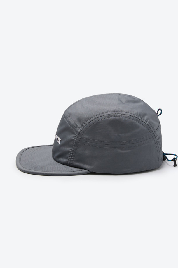 6패널 라이트 캠프캡은 가볍고 통기성이 뛰어난 폴리에스테르 소재로 제작되어 봄, 여름, 가을 계절에 착용하기 좋습니다. 일반적인 모자 깊이와 챙 넓이로 제작되었으며, 부드러운 촉감을 제공합니다. 그레이 컬러에 로고 패턴이 적용되었으며, 얇은 두께로 제작되어 편안한 착용감을 선사합니다. 벤틸레이션, 메쉬 안감, 스트링, 스토퍼, 걸이고리 등의 디자인 장식과 통기성, 경량, 사이즈 조절 기능이 더해져 아웃도어 활동이나 일상생활에서 활용하기 좋습니다. 여행룩, 등산룩, 캠핑룩을 포함한 다양한 TPO에 캐주얼, 고프코어, 미니멀 스타일로 연출할 수 있습니다.
