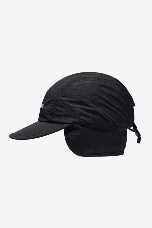 올겨울, 당신의 따뜻함을 책임질 트루퍼 캡입니다. 블랙 컬러의 무지 디자인으로 어떤 스타일에도 쉽게 매치할 수 있으며, 캐주얼, 고프코어, 미니멀 스타일 연출에 적합합니다. 깊은 모자 깊이와 중간 챙 넓이로 보온성과 스타일을 모두 잡았으며, 부드러운 나일론 소재와 두꺼운 두께, 기모 및 패딩 안감으로 뛰어난 착용감을 선사합니다. 방풍 기능과 사이즈 조절 스트링, 스토퍼는 물론, 이어플랩 장착 및 탈착이 가능하여 더욱 실용적입니다. 일상, 아웃도어 활동은 물론 등산룩과 캠핑룩에도 활용해 보세요.
