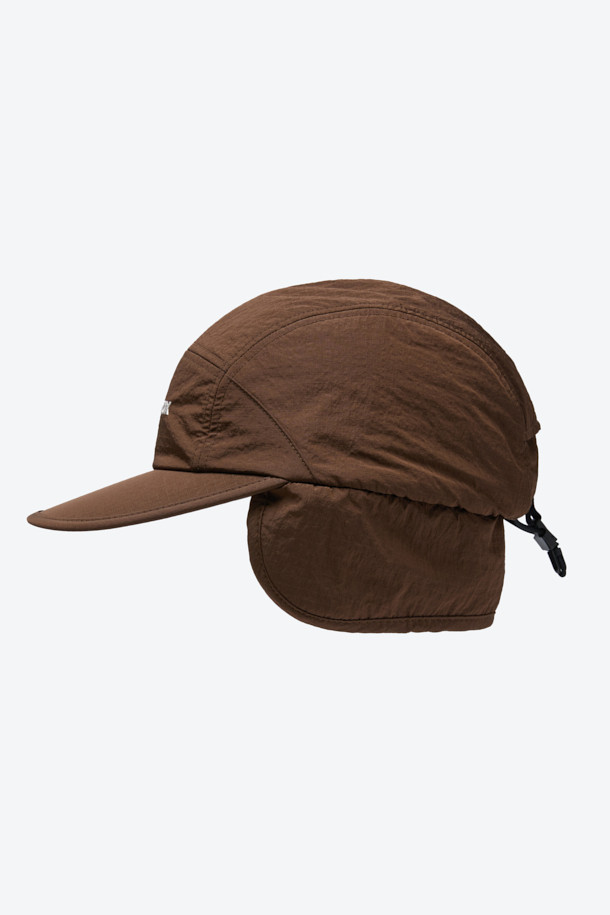 보온성과 방풍 기능을 갖춘 트루퍼 캡입니다. 겨울철 추위로부터 보호해주는 두꺼운 두께감과 부드러운 촉감의 나일론 소재를 사용하여 편안한 착용감을 선사합니다. 40g/m² 저중량 합성 패딩 충전재와 기모, 패딩 안감으로 보온성을 높였으며, 귀 전체를 덮는 이어플랩 구조로 찬 바람을 효과적으로 막아줍니다. 후면 조절 스트링과 스토퍼가 있어 사이즈 조절이 용이하며, 일상 및 아웃도어 활동 시 캐주얼, 고프코어 및 워크웨어 스타일과 함께 매치하여 따뜻하고 스타일리시한 겨울 룩을 연출할 수 있습니다. 무지 디자인의 브라운 컬러로 다양한 코디에 활용하기 좋습니다.