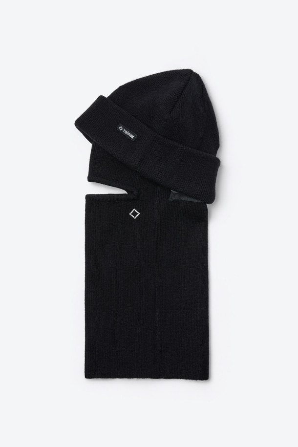 블랙 컬러의 디테처블 바라클라바 비니입니다. 아웃도어 및 방한 용도로 제작되었으며, 겨울철 따뜻함을 선사합니다. 아크릴, 폴리에스터, 울 혼방 소재로 부드러운 촉감을 자랑하며, 두꺼운 두께감으로 보온성을 높였습니다. 3-WAY 연출이 가능하여 바라클라바, 비니, 넥워머로 변형하여 활용할 수 있으며, 넥 후면 지퍼 분리 구조로 편리함을 더했습니다. 등산룩, 캠핑룩, 캐주얼, 고프코어, 미니멀 스타일 모두에 잘 어울립니다.
