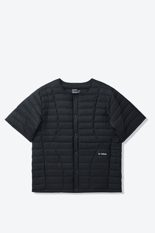 가볍고 따뜻한 탈부착 미드레이어 경량 다운 재킷입니다. 800 필파워 구스다운 충전재와 발수가공 처리를 하여 가을, 겨울철에도 쾌적하게 착용 가능합니다. RDS 인증을 받은 윤리적인 다운을 사용했으며, 포터블 백에 넣어 간편하게 휴대할 수 있습니다. 미니멀하고 스포티한 디자인으로 일상, 아웃도어, 여행 등 다양한 TPO에 활용 가능합니다. 블랙 컬러의 무지 스타일로 어떤 스타일에도 쉽게 매치할 수 있는 활용도 높은 아이템입니다.
