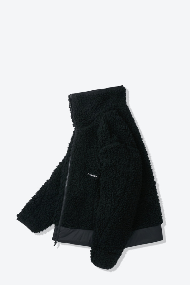 미니멀한 디자인과 뛰어난 보온성을 자랑하는 울 플리스 재킷입니다. 부드러운 촉감의 울 플리스 소재로 제작되어 가을, 겨울철 일상 및 아웃도어 활동에 적합합니다. 하이넥 디자인과 2WAY 지퍼 여밈으로 실용성을 더했으며, 이클립스 로고 모티브와 우븐 하단 디테일이 세련된 포인트를 더합니다. 레귤러핏으로 제작되어 편안한 착용감을 선사하며, 셋업 스타일링도 가능하여 출근룩과 캠핑룩 등 다양한 TPO에 활용할 수 있습니다. 땀 냄새 억제, 습도 조절 기능으로 쾌적한 착용감을 유지합니다.
