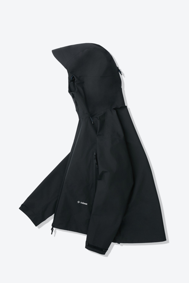 3L 하드쉘 재킷은 아웃도어 활동, 하이킹, 등산에 적합한 남녀 공용 방수/방풍 재킷입니다. 미니멀하고 스포티한 스타일의 블랙 색상 무지 디자인으로, 겨울철 두꺼운 두께감으로 보온성을 높였습니다. 3레이어 구조, 내수압 20,000mm, 투습 기능, 에어쉴드 후드, 사이드 벤틸레이션을 갖춰 쾌적한 착용감을 제공합니다. YKK 방수 지퍼와 이중 포켓으로 실용성을 더했으며, 레귤러 핏과 긴 소매 기장으로 활동성을 높였습니다. 등산룩, 캠핑룩 등 다양한 TPO에 활용 가능합니다.
