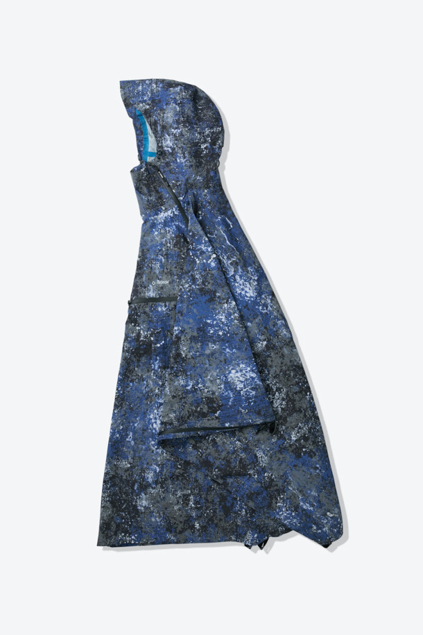 리플렉티브 2.5L 듀얼판초는 하이킹, 캠핑, 트레킹, 백패킹 등 다양한 아웃도어 활동에 적합한 판초입니다. 블루, 네이비 두 가지 색상으로 제공되며, 봄, 여름, 가을 계절에 착용하기 좋습니다. 얇고 가벼운 2.5L 멤브레인 소재에, 방수, 투습, 발수 기능을 갖춰 쾌적한 착용감을 제공합니다. 롱 기장에 오버핏 또는 루즈핏으로 편안하게 착용 가능하며, 지퍼형과 스냅 여밈 방식으로 편리합니다. 반사 기능을 갖춘 리플렉티브 디자인으로 야간 활동 시 안전성을 높였으며, 타프 형태로 변형하여 활용할 수도 있습니다.
