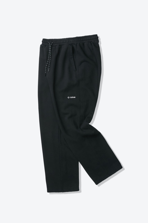 **스웨트 커브드 팬츠**는 미니멀하고 스포티한 스타일을 연출하는 데 적합한 남녀 공용 스웨트 팬츠입니다. 블랙 컬러의 무지 디자인으로 어떤 상의에도 쉽게 매치할 수 있으며, 두꺼운 면 소재로 제작되어 부드러운 촉감을 선사합니다. 허리 및 밑단 스트링, 절개 디테일, 이클립스 형상화 디자인이 돋보이며, 커브드 핏과 조거핏으로 편안하면서도 세련된 핏을 제공합니다. 집콕룩, 산책룩, 여행룩 등 다양한 TPO에 활용 가능하며, 봄, 가을 시즌에 활용하기 좋습니다.
