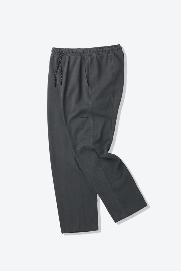 부드러운 면 소재의 스웨트 커브드 팬츠입니다. 루즈핏 반바지로, 봄, 가을에 편안하게 착용하기 좋습니다. 허리 및 밑단 스트링으로 핏 조절이 용이하며, 시그니처 절개 라인과 이클립스 형상화 디자인이 돋보입니다. 미니멀, 캐주얼, 클래식 스타일을 모두 소화할 수 있으며, 집콕룩, 산책룩, 여행룩 등 다양한 TPO에 활용 가능합니다. 두꺼운 두께감으로 포근함을 더했습니다.
