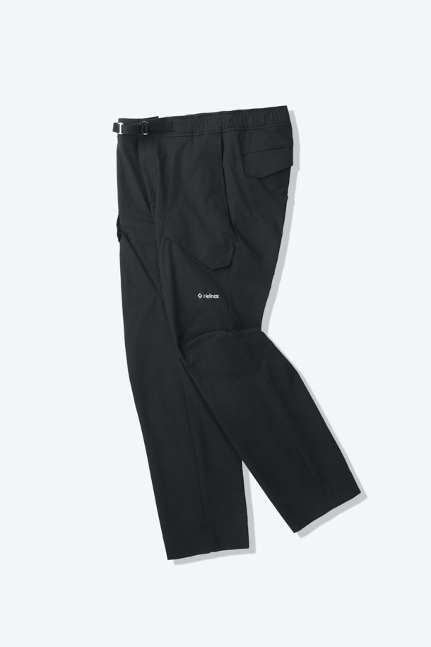 입체 하이커 팬츠는 남녀 공용으로, 블랙 색상의 사계절용 긴 바지입니다. 면과 스판덱스 혼방 소재로 제작되어 부드러운 촉감과 편안한 착용감을 제공하며, 레귤러핏으로 다양한 체형에 잘 어울립니다. 아웃도어 및 캐주얼 스타일을 연출하기 좋으며, 하이킹, 트레킹, 캠핑, 일상생활 등 다용도로 활용 가능합니다. 허리 인서트 벨트와 퀵릴리즈 버클 시스템, 카고 포켓을 갖춰 실용성을 높였으며, 무릎 활동성을 고려한 입체 설계로 활동성을 극대화했습니다.
