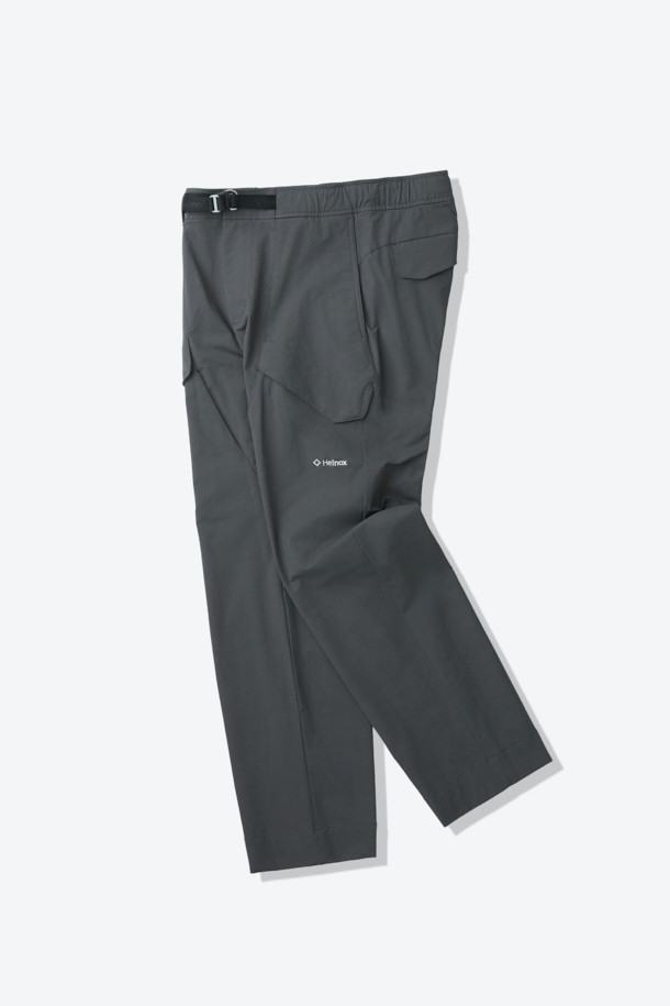 입체 하이커 팬츠는 하이킹, 캠핑, 일상에서의 활동성을 높여주는 바지입니다. 부드러운 면과 스판덱스 혼방 소재로 제작되어 편안한 착용감을 제공하며, 레귤러 핏으로 안정적인 실루엣을 연출합니다. 입체 설계 및 무릎 활동성을 고려한 패턴, 허리 인서트 벨트 시스템과 퀵릴리즈 버클, 사선 구조 카고 포켓 등 아웃도어 활동에 적합한 기능성을 갖추었습니다. 캐주얼, 고프코어, 미니멀 스타일을 모두 소화할 수 있는 그레이 색상의 긴 바지로, 캠핑룩, 등산룩, 여행룩에 활용하기 좋습니다.
