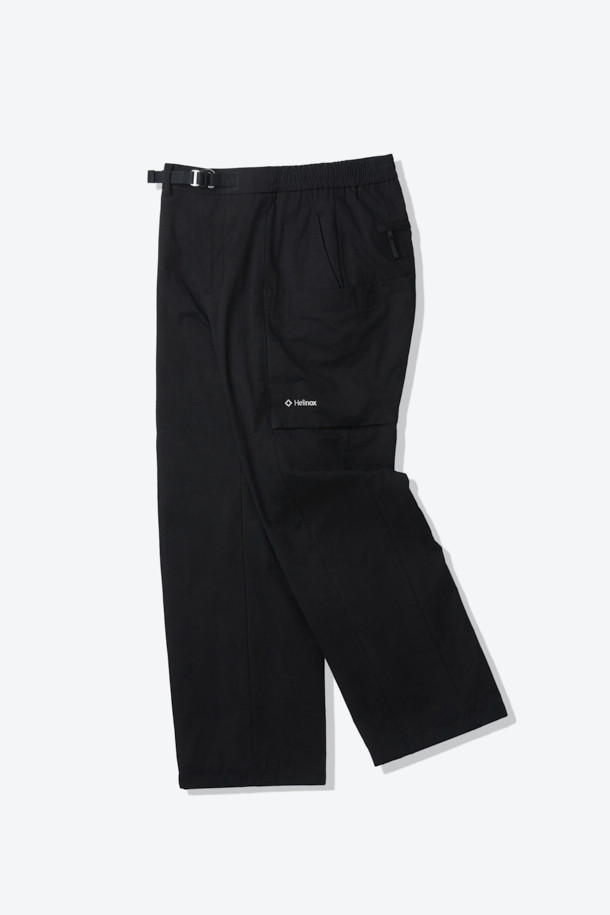 간절기부터 초여름까지 활용하기 좋은 코튼 혼방 루즈 핏 캠프 카고 팬츠입니다. 블랙 컬러에 면, 폴리에스테르, 나일론 혼방 소재로 제작되어 부드러운 촉감을 선사합니다. 넉넉한 루즈 핏으로 편안함을 강조했으며, 디본딩 처리된 소재와 카고 포켓 디테일이 돋보입니다. 퀵 릴리즈 허리 인서트 벨트와 사이즈 조절 기능으로 활동성을 높였으며, 여행룩, 캠핑룩, 등산룩 등 다양한 TPO에 캐주얼, 워크웨어, 고프코어 스타일로 연출하기 좋습니다.
