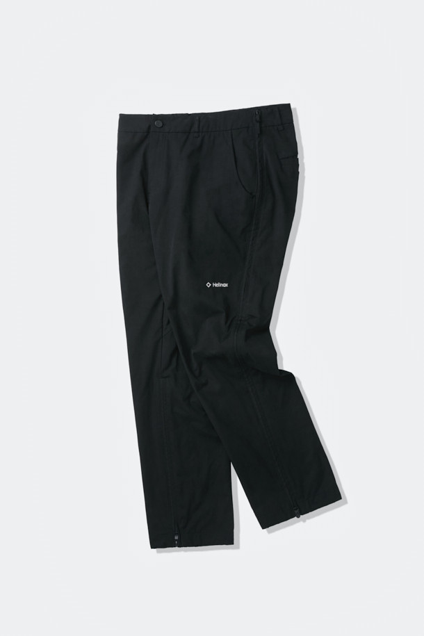 "트랜스폼 듀얼 팬츠"는 간절기에 적합한 남녀 공용 슬림핏 긴바지입니다. 블랙 색상으로, 하이킹, 캠핑, 일상생활 등 다양한 용도로 활용 가능합니다. 면, 폴리에스테르, 나일론 혼방의 두꺼운 소재를 사용하여 내구성을 높였으며, 벤틸레이션 메쉬 패널과 2WAY 사이드 지퍼, 모듈형 구조, 디본딩 원단 등의 특징으로 기능성을 더했습니다. 스포티, 캐주얼, 고프코어 스타일을 모두 소화하며, 캠핑룩, 등산룩, 여행룩에 매치하기 좋습니다. 통기, 사이즈 조절, 환기 기능으로 쾌적한 착용감을 제공합니다.
