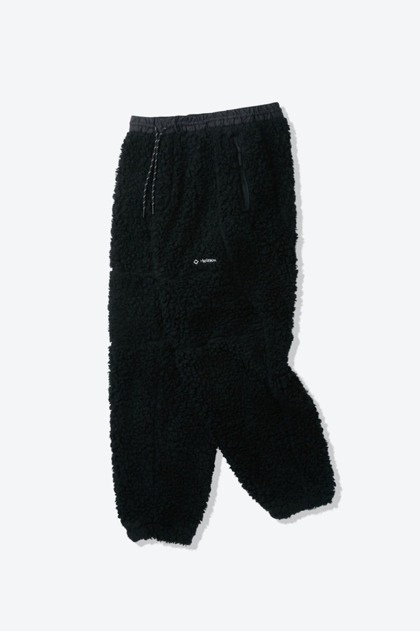 이탈리아 프리미엄 원단과 울 35% 혼방으로 제작되어 부드러운 촉감과 뛰어난 보온성을 자랑하는 울 플리스 팬츠입니다. 일상, 아웃도어 활동은 물론, 출근룩과 캠핑룩에도 잘 어울리는 캐주얼, 미니멀, 클래식 스타일의 제품입니다. 두꺼운 두께감으로 가을, 겨울 시즌에 따뜻하게 착용할 수 있으며, 땀 냄새 억제 및 습도 조절 기능으로 쾌적함을 유지합니다. 이클립스 로고 모티브의 절개 라인이 돋보이는 세미-테크니컬 디자인으로, 밴딩 처리되어 편안한 착용감을 제공합니다. 블랙 컬러의 무지 디자인으로 어떤 상의와도 쉽게 매치하여 다양한 스타일을 연출할 수 있습니다.
