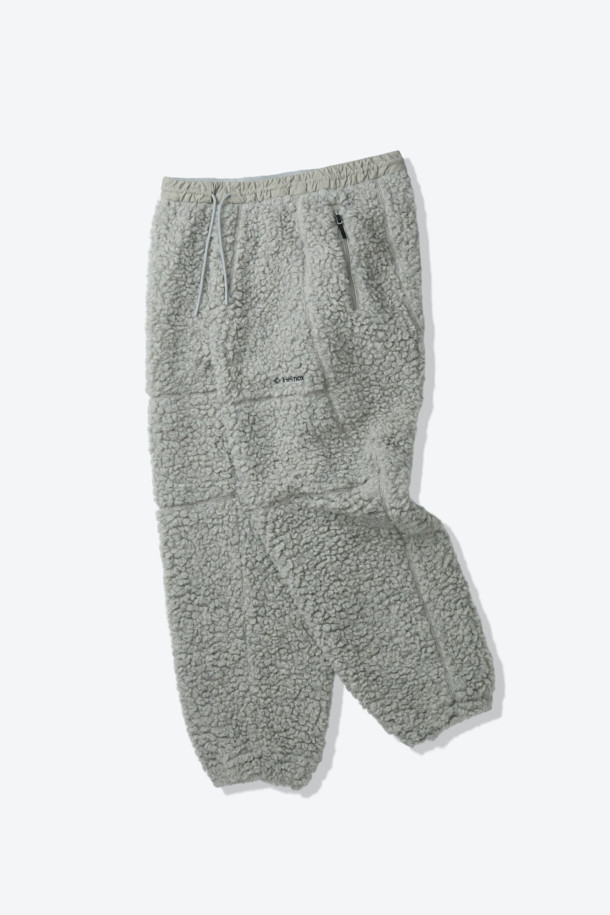 이탈리아 프리미엄 원단으로 제작된 울 플리스 팬츠입니다. 울 35% 함유로 부드러운 촉감과 따뜻함을 선사하며, 가을과 겨울철 일상 및 아웃도어 활동에 적합합니다. 루즈핏 디자인으로 편안한 착용감을 제공하며, 이클립스 형상화 절개 라인으로 스포티하면서도 캐주얼한 스타일을 연출합니다. 땀 냄새 억제 기능과 습도 조절 기능은 쾌적함을 유지해주며, 밴딩 처리로 활동성을 높였습니다. 출근룩부터 캠핑룩까지, 다채로운 스타일을 소화하는 울 플리스 팬츠를 만나보세요.
