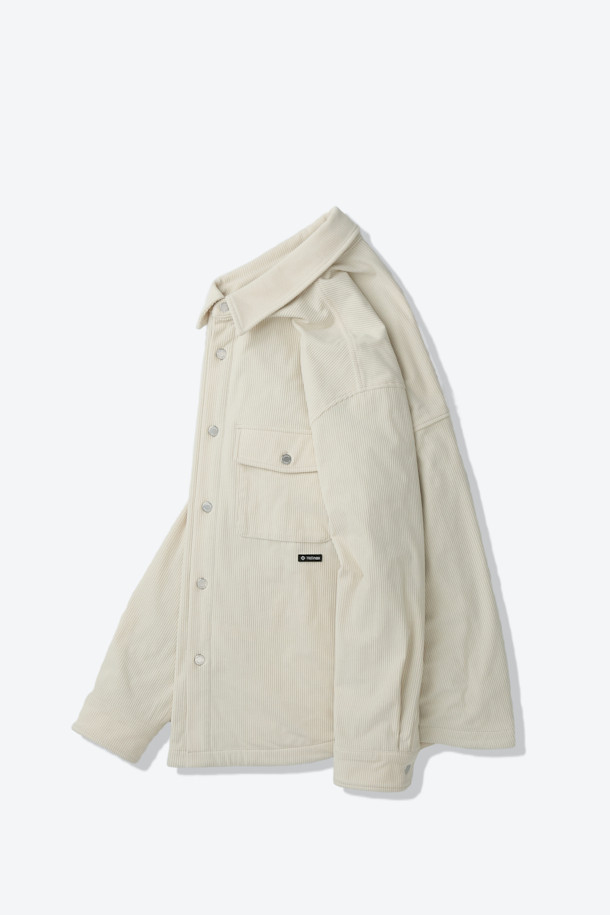 따뜻하고 포근한 겨울을 위한 코듀로이 셔츠입니다. 베이지와 아이보리 두 가지 색상으로 출시되어 어떤 스타일에도 매치하기 용이합니다. 두꺼운 두께감의 코듀로이와 폴리에스테르 혼방 소재로 제작되어 보온성과 통기성을 동시에 갖췄으며, 안감은 OCTA 소재를 사용하여 쾌적한 착용감을 제공합니다. 루즈핏으로 편안한 착용감을 선사하며, 캠핑룩, 클래식, 미니멀, 캐주얼 등 다양한 스타일 연출에 활용할 수 있습니다. 아웃포켓 디테일과 빠른 건조 기능은 실용성을 더합니다.
