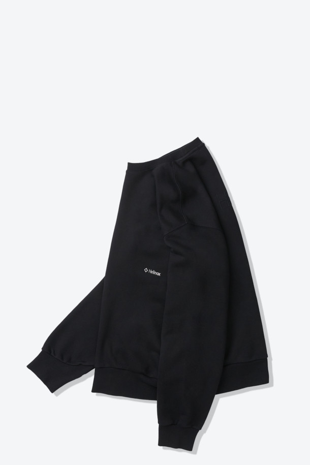 이클립스 로고 디자인이 돋보이는 블랙 컬러의 남녀 공용 스웨트 맨투맨입니다. 두꺼운 면 소재로 제작되어 보온성이 뛰어나 봄, 가을, 겨울 사계절 내내 활용 가능합니다. 레귤러 핏에 긴 소매, 라운드넥 디자인으로 캐주얼, 스포티, 미니멀 스타일을 모두 소화할 수 있습니다. 일상복뿐만 아니라 캠핑룩으로도 적합하며, 절개 디테일이 밋밋함을 덜어줍니다.
