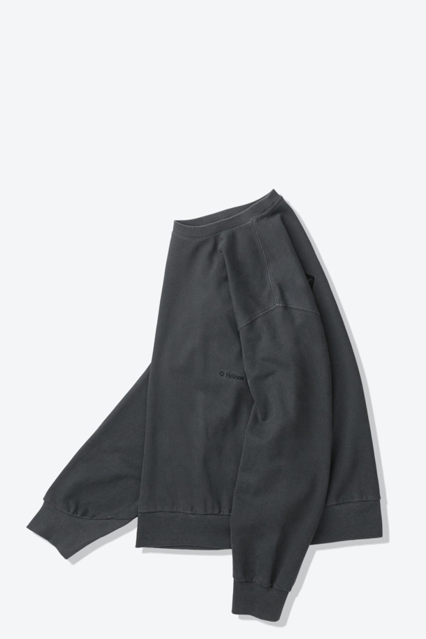 이클립스 로고 스웨트 맨투맨은 캐주얼, 미니멀, 클래식 스타일을 아우르는 공용 의류입니다. 차콜 그레이 색상의 레귤러핏 긴소매 맨투맨으로, 간절기와 겨울철에 적합하며 일상 및 캠핑룩에 활용하기 좋습니다. 면 소재로 제작되어 편안한 착용감을 선사하며, 라운드넥 디자인에 로고 패턴이 돋보입니다. 이클립스 로고 형상화 절개 라인과 소매 부리 디테일, 그리고 견고한 봉제 마감으로 완성도를 높였습니다. 사계절 활용 가능한 적당한 두께감으로 실용성을 더했습니다.
