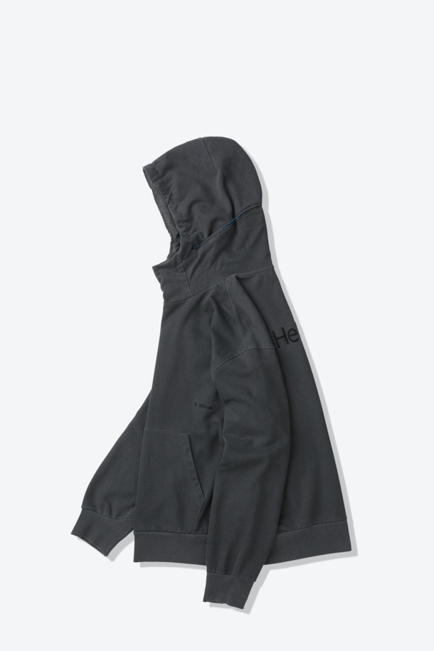 차콜 그레이 컬러의 피그먼트 로고 후디입니다. 부드러운 면 소재로 제작되어 편안한 착용감을 선사하며, 루즈핏 디자인으로 활동성을 높였습니다. 캠핑룩, 캐주얼, 고프코어, 미니멀 스타일 연출에 적합하며, 봄, 가을, 겨울철에 활용하기 좋습니다. 알루미늄 후드 스토퍼와 이클립스 절개 라인 디테일이 돋보이며, 팬츠와 셋업으로 트렌디하게 연출할 수 있습니다. 두꺼운 두께감으로 따뜻함을 더했습니다.
