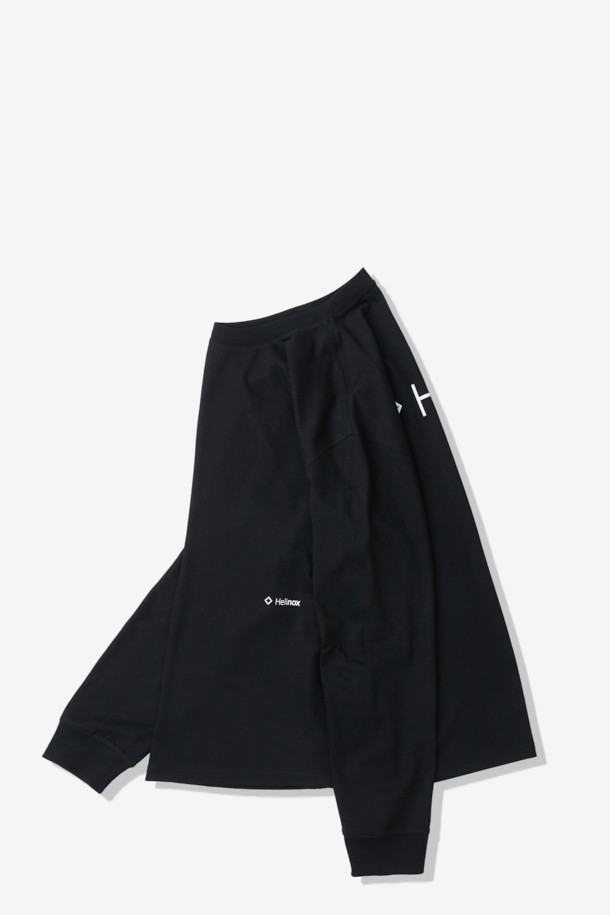 빅로고 긴팔 티셔츠는 베이직한 스타일의 블랙 컬러 긴팔 티셔츠입니다. 면과 폴리에스터 혼방 소재로 제작되어 흡습 및 속건 기능이 뛰어나 일상생활과 가을, 봄철 아웃도어 활동에 적합합니다. 라운드넥 디자인에 넥라인 요크테이프 보강, 시보리 소매 처리, 등판 빅 로고 디자인으로 포인트를 더했습니다. 캐주얼, 미니멀, 클래식 스타일을 즐겨 입는 분들께 산책룩, 가을 나들이룩으로 추천합니다. 베이직 핏으로 편안하게 착용할 수 있습니다.
