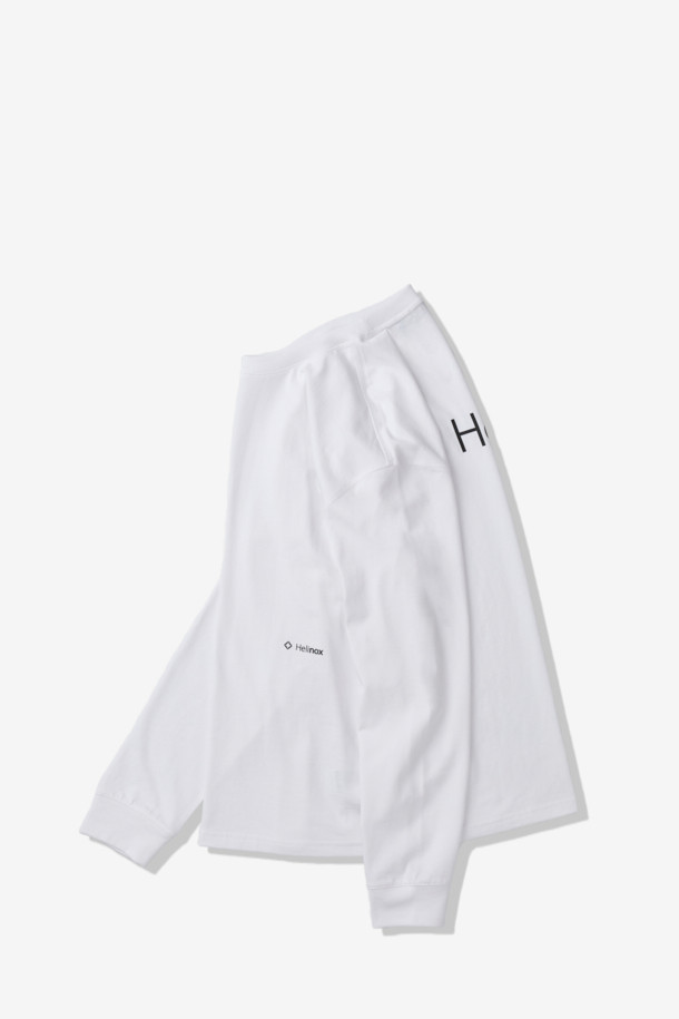 베이직한 스타일의 빅 로고 긴팔 티셔츠입니다. 면과 폴리에스테르 혼방 소재로 제작되어 흡습 및 속건 기능이 뛰어나 쾌적한 착용감을 제공합니다. 라운드넥 디자인에 넥라인 요크테이프 보강 및 시보리 소매 처리가 되어 있으며, 등판에 로고가 포인트로 디자인되었습니다. 봄, 가을 시즌에 일상, 아웃도어 활동은 물론 출근룩으로도 활용하기 좋은 캐주얼, 미니멀, 클래식 스타일의 아이템입니다.
