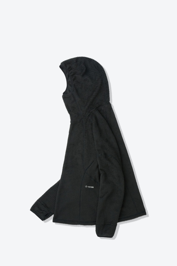 폴라텍 알파 다이렉트 후디는 아웃도어 및 등산 활동에 적합한 남녀 공용 상의입니다. 블랙 컬러의 무지 디자인으로 스포티하고 테크니컬한 스타일을 연출하며, 가을, 겨울 시즌에 착용하기 좋습니다. 폴라텍 알파 다이렉트 소재를 사용하여 보온, 투습, 경량, 통기성을 갖췄으며, 레귤러핏과 일체형 후드로 편안한 착용감을 제공합니다. Hand Loop 디테일, 이클립스 절개, 가이룹빠 봉제 등의 특징으로 기능성을 높였으며, 등산룩, 캠핑룩, 고프코어 및 미니멀 스타일 연출에 활용하기 좋습니다. 긴소매와 두꺼운 두께감으로 추운 날씨에도 따뜻하게 몸을 보호해 줍니다.
