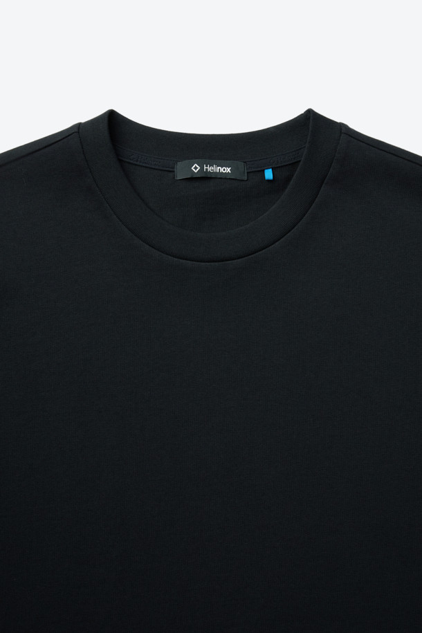 블랙 색상의 빅로고 반팔 티셔츠입니다. 면과 폴리에스테르 혼방 소재로 제작되어 부드러운 촉감과 흡습, 속건 기능을 제공합니다. 라운드넥에 베이직 핏, 레귤러 기장으로 편안하게 착용 가능하며, 봄, 여름 시즌에 적합합니다. 등판에 빅 로고 프린팅이 돋보이며, 요크테이프 넥라인 보강으로 튼튼하게 제작되었습니다. 형태 유지력이 뛰어나 미니멀하고 캐주얼한 스타일을 연출하기 좋습니다.
