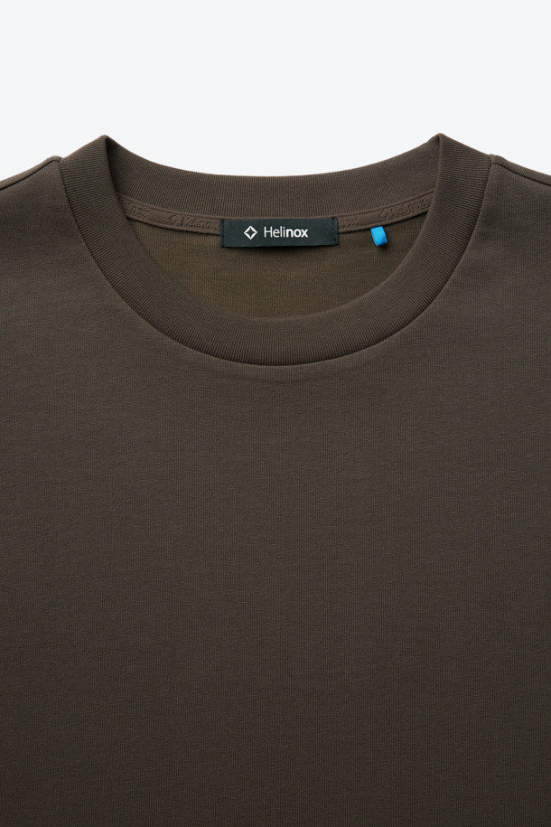 부드러운 면과 폴리에스테르 혼방 소재로 제작된 빅 로고 반팔 티셔츠입니다. 베이직하고 미니멀한 스타일로, 일상생활과 가벼운 아웃도어 활동에 적합합니다. 라운드넥 디자인에 얇은 두께감으로 편안한 착용감을 선사하며, 흡습 및 속건 기능으로 쾌적함을 유지합니다. 넥라인 요크테이프 보강으로 늘어짐을 방지하며, 등판 빅 로고 프린팅으로 포인트를 더했습니다. 여행룩, 산책룩 등 다양한 TPO에 캐주얼하고 클래식하게 연출할 수 있습니다.
