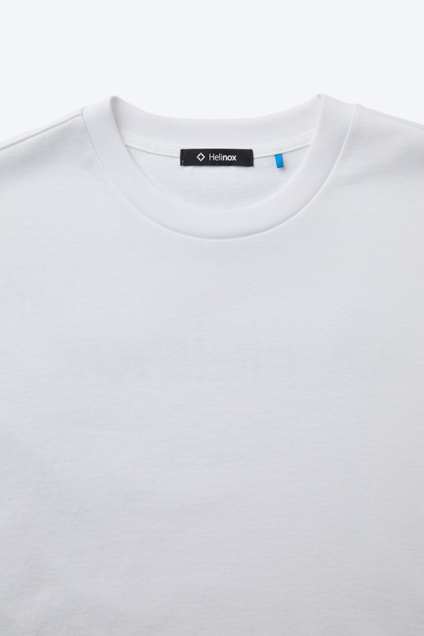 베이직한 디자인의 빅 로고 반팔 티셔츠입니다. 면과 폴리에스터 혼방 소재로 제작되어 부드러운 촉감과 흡습, 속건 기능을 제공하며 봄, 여름 시즌에 적합합니다. 라운드넥에 레귤러 기장으로 제작되었으며, 넥 라인 요크 테이프 보강으로 늘어짐을 방지하고 형태 유지력을 높였습니다. 등판에는 브랜드 로고 프린팅으로 포인트를 더했으며, 미니멀, 캐주얼, 클래식 스타일을 즐겨 입는 분들께 추천합니다. 여행룩, 산책룩 등 다양한 TPO에 활용 가능합니다.
