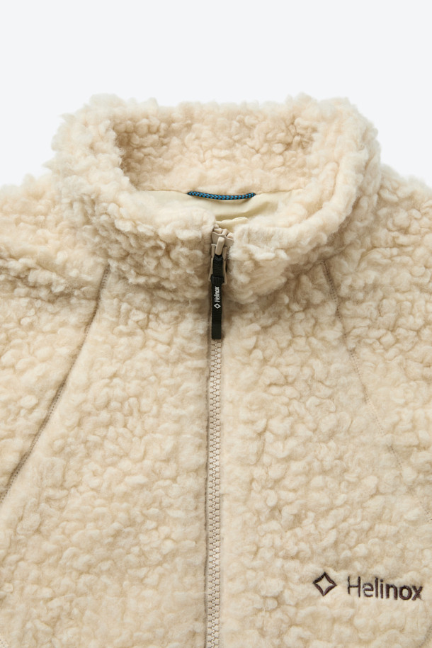 이탈리아 프리미엄 울 플리스 원단으로 제작된 울 플리스 베스트입니다. 아이보리와 베이지 두 가지 색상으로 출시되었으며, 캠핑, 아웃도어 활동은 물론 일상에서도 활용하기 좋습니다. 울 35% 혼방으로 보온성과 습도 조절 기능을 갖춰 가을, 겨울철 따뜻하게 착용할 수 있습니다. 하이넥 디자인과 레귤러핏으로 미니멀하고 캐주얼한 스타일을 연출하며, 이클립스 디테일 포켓과 곡선 절개 라인으로 디자인 포인트를 더했습니다. 집업 방식으로 간편하게 착용 가능하며, 부드러운 촉감과 소취 기능으로 쾌적함을 유지합니다.
