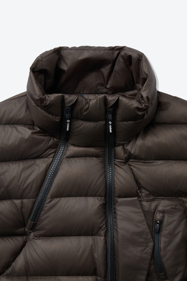 이클립스 팩 다운베스트는 가을, 겨울철 아웃도어 및 일상에서 활용하기 좋은 남녀 공용 다운 베스트입니다. 800 필파워 유러피안 구스 다운 충전재를 사용하여 가볍고 따뜻하며, 뛰어난 보온성과 방풍, 발수 기능을 제공합니다. 미니멀하고 스포티한 디자인에 무지 패턴의 블랙 컬러로, 여행, 캠핑, 등산 등 다양한 TPO에 활용하기 좋습니다. 레귤러핏으로 편안한 착용감을 선사하며, 비대칭형 지퍼와 포터블 백 구조, RDS 인증을 통해 기능성과 디자인을 모두 잡았습니다. 부드러운 나일론 소재로 제작되어 우수한 촉감을 느낄 수 있습니다.
