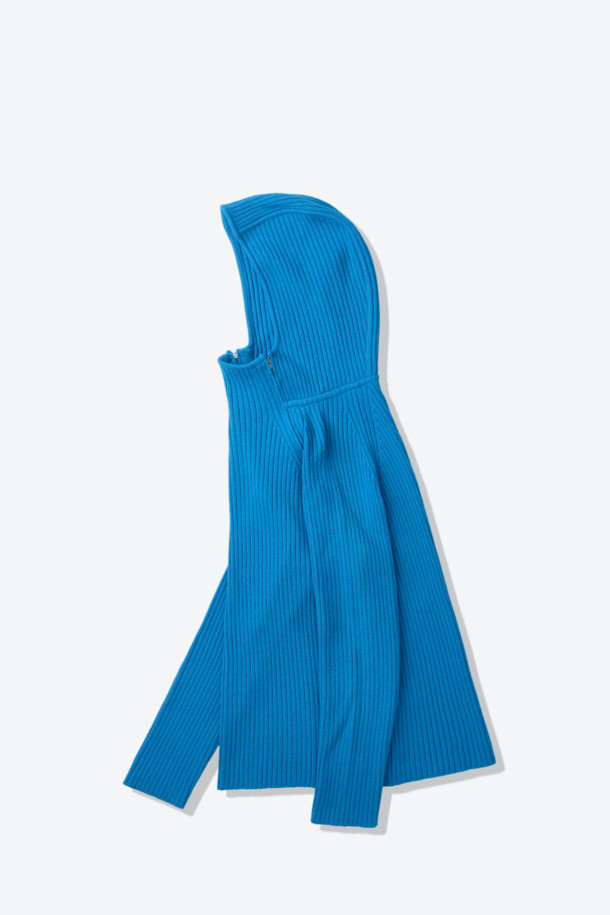 블루 컬러의 울 혼방 후드 니트입니다. 울 37% 함유로 부드러운 촉감과 뛰어난 보온성을 제공하며, 가을, 겨울철에 따뜻하게 착용할 수 있습니다. 레귤러핏으로 제작되었으며, 캐주얼 및 스포티 스타일을 연출하기 좋습니다. 벤틸레이션 넥 지퍼와 사이드 벤틸레이션 지퍼 디테일이 돋보이며, 무지 디자인으로 미니멀한 무드를 더했습니다. 일상 및 아웃도어 활동 모두에 적합한 실용적인 아이템입니다.
