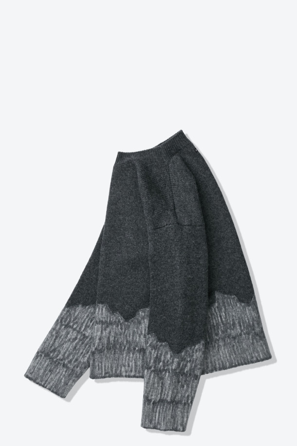 다크 그레이와 라이트 그레이 투톤 컬러 배색이 돋보이는 울 혼방 니트입니다. 울 82%와 나일론 18% 혼방으로 제작되어 부드러운 촉감과 뛰어난 보온성을 자랑하며, 통기성과 소취 기능까지 갖춰 겨울철에도 쾌적하게 착용할 수 있습니다. 라운드넥과 레귤러핏 디자인으로, 일상복은 물론 캠핑룩, 출근룩 등 다양한 TPO에 활용 가능하며, 캐주얼, 클래식, 미니멀 스타일을 모두 소화합니다. 긴 소매 기장의 두꺼운 두께감으로 추운 날씨에도 따뜻하게 몸을 감싸줍니다. 데일리 니트웨어이자 이너와 아우터 모두 활용 가능한 실용적인 아이템입니다.
