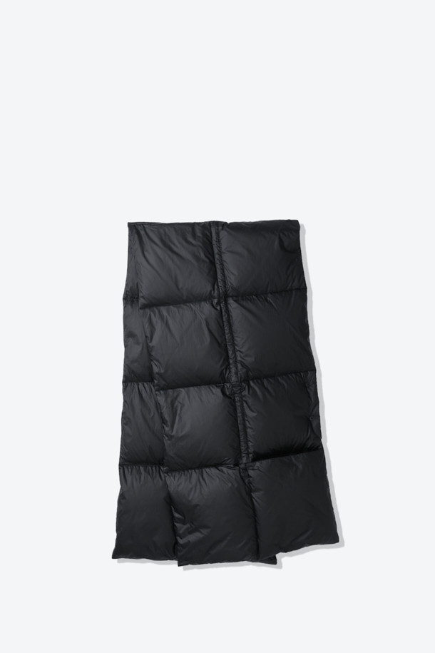 유러피안 구스다운 80:20 충전재와 700 필파워를 자랑하는 블랭킷 구스 다운 머플러입니다. 뛰어난 보온성을 제공하며, 겨울철 일상, 아웃도어, 캠핑 활동에 적합합니다. 가볍고 압축 가능한 패커블 기능으로 휴대성을 높였으며, 스냅 버튼으로 간편하게 여밀 수 있습니다. RDS 인증을 받은 안심하고 사용할 수 있는 제품으로, 블랭킷과 숄 형태로 변형 가능하여 다양한 스타일을 연출할 수 있습니다. 블랙 색상의 무지 디자인으로 미니멀, 클래식, 고프코어 스타일을 즐기는 분들께 추천합니다.
