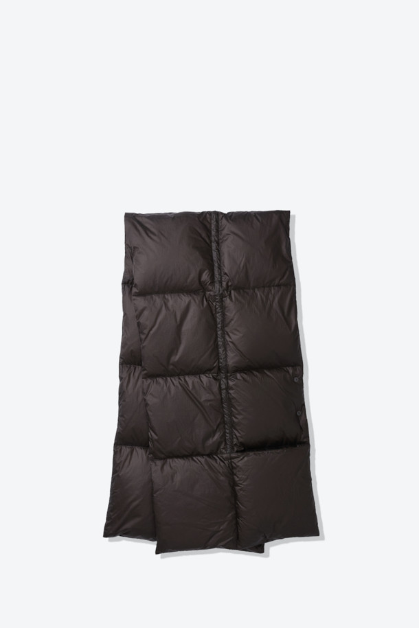 블랭킷 구스 다운 머플러는 겨울철 따뜻함과 스타일을 책임지는 필수 아이템입니다. 유러피안 구스다운 80:20 충전재와 700 필파워로 뛰어난 보온성을 제공하며, RDS 인증을 받아 윤리적인 소비를 지향합니다. 가볍고 압축 가능한 디자인으로 휴대가 간편하며, 손바닥 크기로도 압축되어 아웃도어 활동이나 캠핑 시에도 유용합니다. 블랙 컬러의 무지 디자인에 스냅 여밈 방식으로 깔끔함을 더했으며, 블랭킷 또는 숄 형태로 변형하여 다양한 스타일을 연출할 수 있습니다. 리사이클 나일론 원단을 사용하여 환경까지 생각한, 미니멀, 캐주얼, 고프코어 스타일을 즐기는 당신에게 완벽한 머플러입니다.
