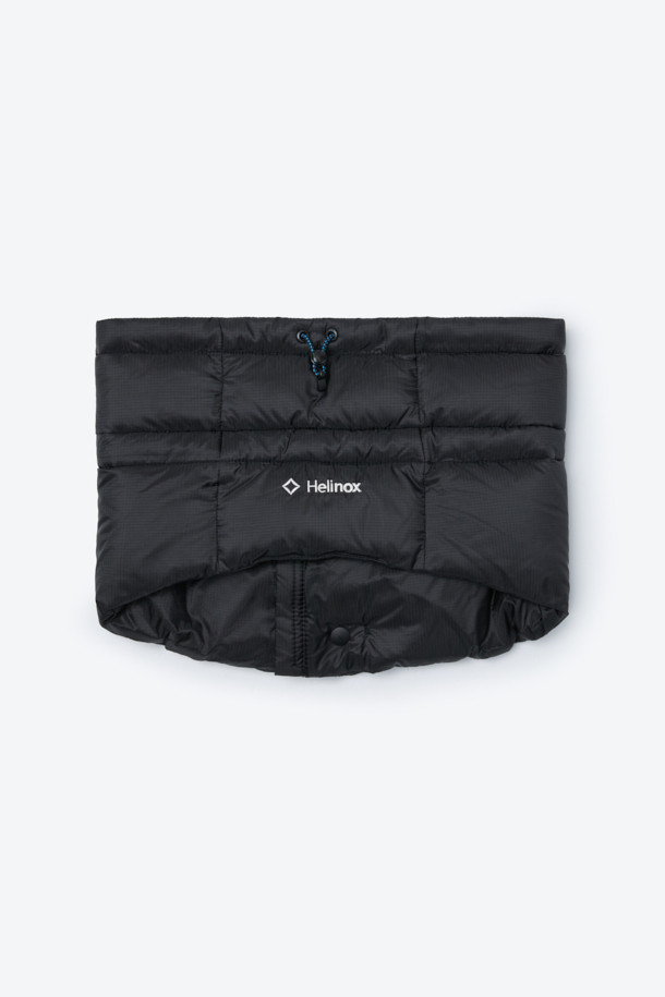 유러피안 8020 구스다운 충전재와 10데니어 발수 나일론 소재를 사용하여 보온성과 경량성을 동시에 잡은 구스다운 넥 워머입니다. 700 필파워 구스다운과 RDS 인증을 통해 품질을 보장하며, 넥 스트링 구조와 2WAY 지퍼로 편리함을 더했습니다. 캠핑룩, 여행룩, 미니멀, 클래식, 고프코어 스타일을 즐기는 분들께 겨울철 필수 아이템입니다. 무지 디자인에 블랙 컬러로 어떤 의상에도 잘 어울리며, 두꺼운 두께감으로 뛰어난 보온성을 제공합니다.
