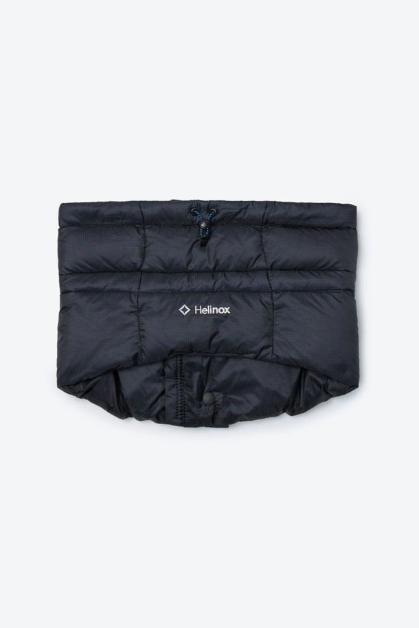 겨울철 추위로부터 당신을 지켜줄 구스다운 넥 워머입니다. 블랙 색상의 무지 디자인으로, 캠핑, 아웃도어 활동은 물론 일상에서도 폭넓게 활용할 수 있습니다. 유러피안 구스다운 80/20, 700 필파워, RDS 인증으로 뛰어난 보온성을 제공하며, 가볍고 방수 기능까지 갖춰 쾌적함을 유지해줍니다. 넥스트링 조절이 가능하며, 2WAY 지퍼를 사용하여 편리하게 착용할 수 있습니다. 미니멀, 클래식, 캐주얼한 캠핑룩에 완벽하게 어울립니다.
