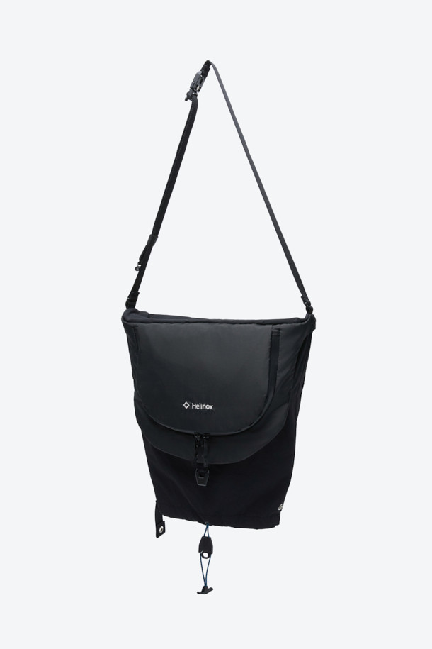 세련된 남성 듀얼 크로스백입니다. 블랙 컬러의 방수 나일론 소재로 제작되어 튼튼하고 실용적입니다. 반원 형태의 미디엄 사이즈 가방으로, 리버서블 구조와 양면 수납공간을 갖춰 실용성을 높였습니다. 이클립스 심볼 패턴과 조절 가능한 스트랩 디자인이 특징이며, 크로스백과 토트백으로 변형이 가능하여 출근룩, 여행룩, 비즈니스 캐주얼 등 다양한 TPO에 활용할 수 있습니다. 미니멀, 캐주얼, 시크한 스타일을 즐기는 남성에게 적합합니다.
