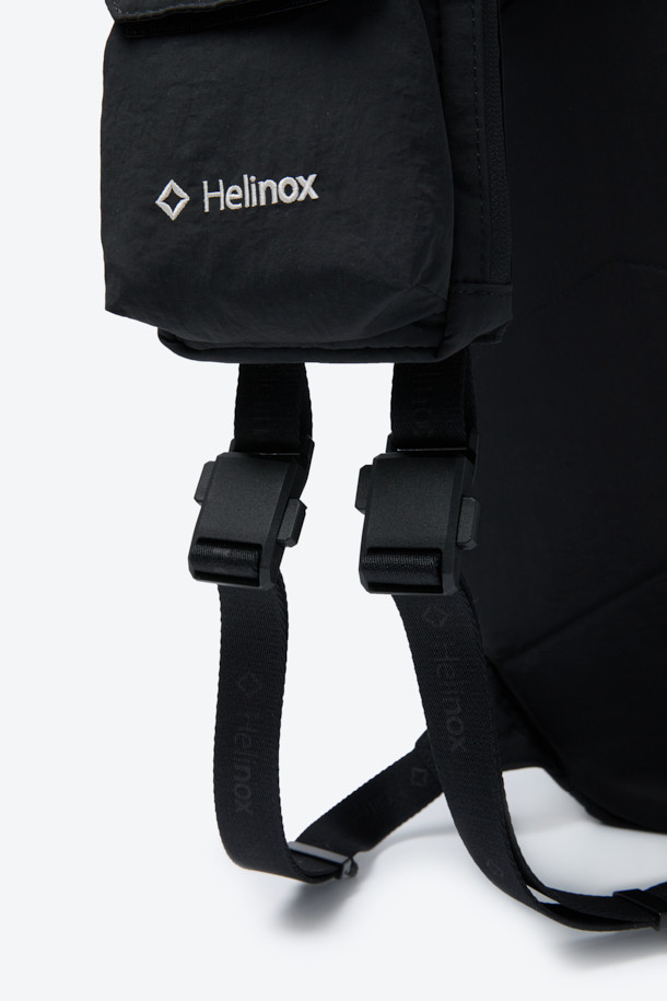 헬리녹스 듀얼 슬링백은 미니멀하고 테크니컬한 스타일을 추구하는 남성 고객을 위한 가방입니다. 블랙 컬러의 나일론 소재로 제작되었으며, 미디엄 사이즈의 원형 디자인에 로고 패턴과 버클 디테일이 특징입니다. 모듈형 구조와 전후면 분리 수납, 좌우 양방향 시스템을 통해 실용성을 높였으며, 버클형 및 지퍼형 잠금 방식으로 소지품의 안전을 더했습니다. 일상 및 아웃도어 활동 모두에 적합하며, 양방향 착용 및 허리 고정 벨트가 있어 편리하게 사용할 수 있습니다.
