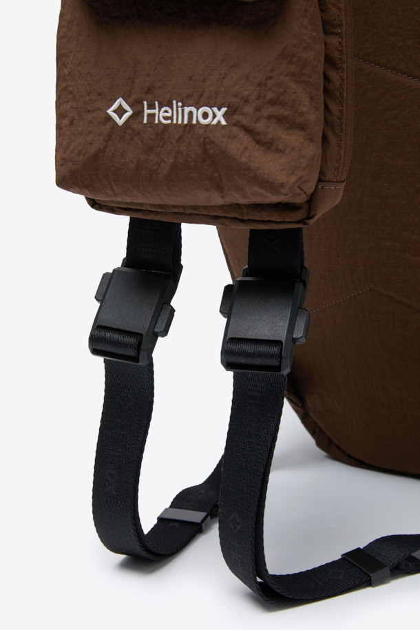 헬리녹스 듀얼 슬링백은 미니멀하고 테크니컬한 스타일을 추구하는 남성을 위한 브라운 컬러의 슬링백입니다. 나일론 소재로 제작되어 미디엄 사이즈로, 로고 패턴과 버클 디자인 장식이 특징입니다. 전후면 분리 수납, 좌우 양방향 시스템, 허리 고정 벨트, 그리고 모듈형 디자인을 통해 기능성을 극대화했습니다. 지퍼형 및 버클형 잠금 방식으로 내용물을 안전하게 보호하며, 일상 및 아웃도어 활동, 특히 여행룩에 적합합니다. 양방향 착용이 가능하며, 전면과 후면에 독립적인 수납공간을 제공하여 실용성을 더했습니다.
