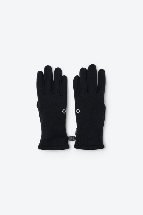 혹한의 추위에도 끄떡없는 듀얼 모듈 방한 장갑입니다. 폴라텍과 프리마로프트 소재를 사용하여 뛰어난 보온성과 방풍, 방수 기능을 제공하며, 겉장갑과 안장갑 분리 가능한 모듈러 구조로 활용성을 높였습니다. 손목 스트링과 클립 링크가 있어 착용감이 뛰어나며, 스마트폰 터치까지 가능해 편리합니다. 아웃도어 활동이나 스노우 스포츠는 물론, 고프코어, 미니멀, 캐주얼 스타일에도 잘 어울립니다. 겨울철, 따뜻함과 스타일을 동시에 잡으세요.
